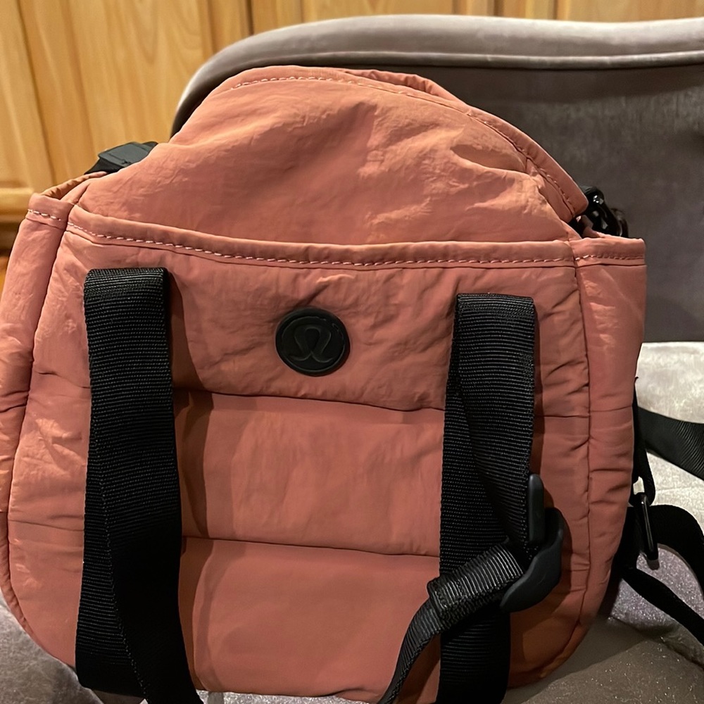 EUC Lululemon salmon bag - lunchbox, water jug carrier